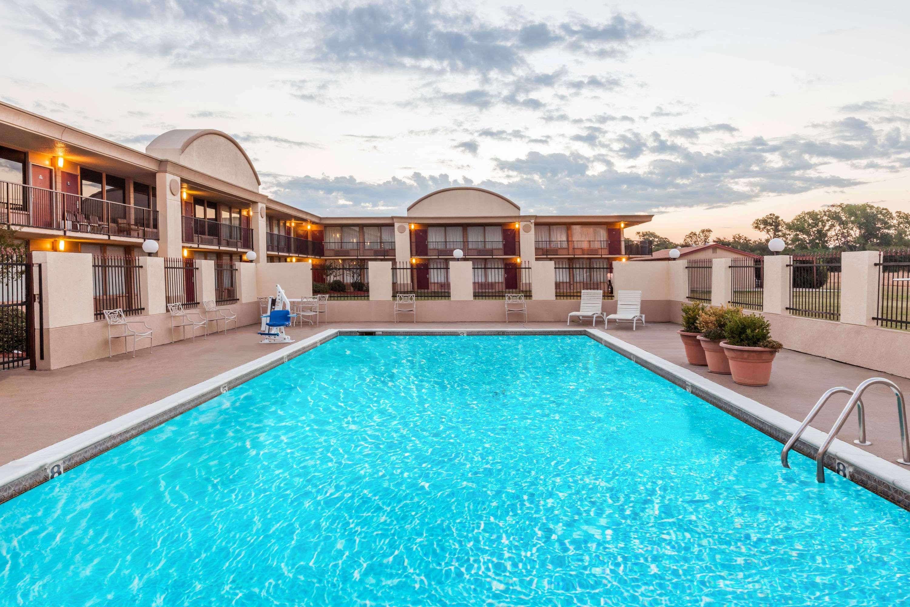 Days Inn By Wyndham Hillsboro Tx Экстерьер фото